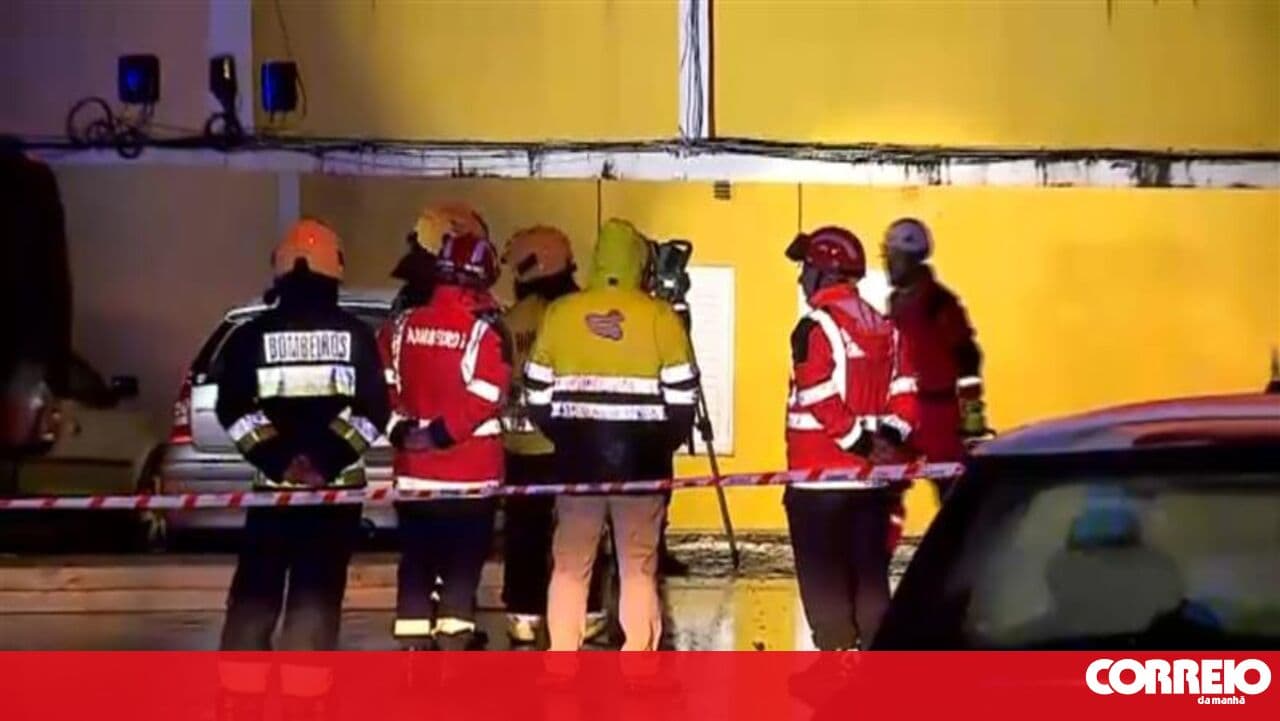 Kitchen ceiling collapse in building in Cascais forces evacuation of 10 apartments
