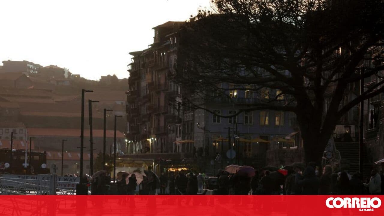 High flow of the Douro River may flood the riverside areas and Miragaia