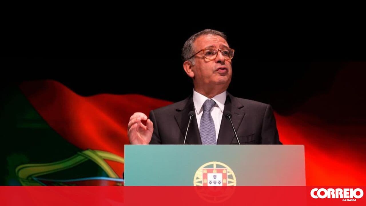Seguro gives his first speech at the 25th of April session and opens the Belém Palace