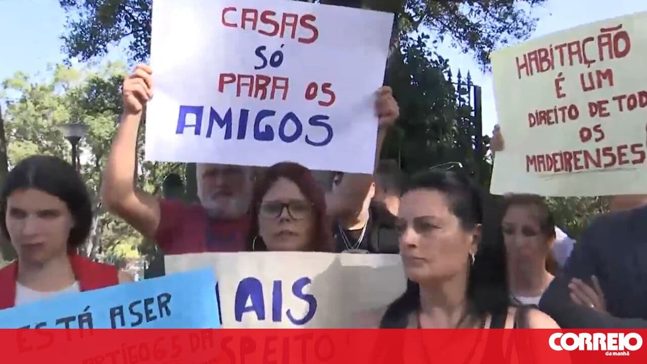 Dozens of people protest in Funchal for the right to housing