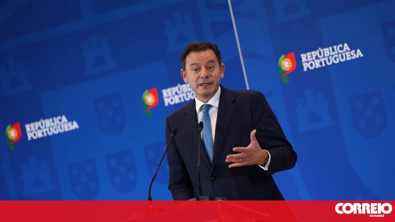 Montenegro marks two years in office with a meeting of members of his two governments at São Bento