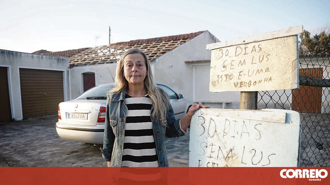 Homes and businesses have been waiting for a month for electricity restoration in Leiria