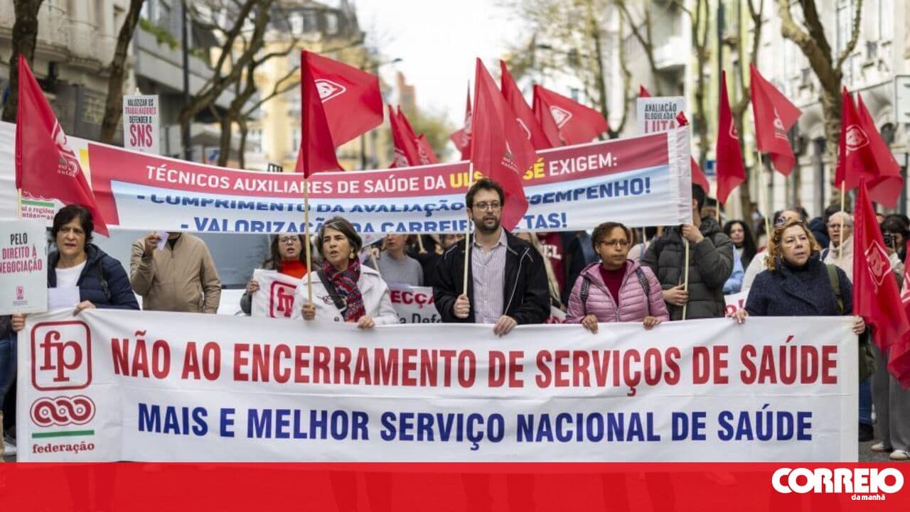 Dozens of health technicians protest for contract negotiations