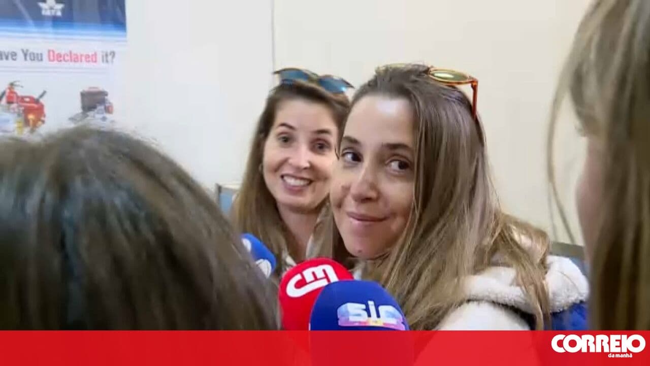 Twin sisters planned to return to Portugal on the day the war began. A week later, they arrive on a repatriation flight