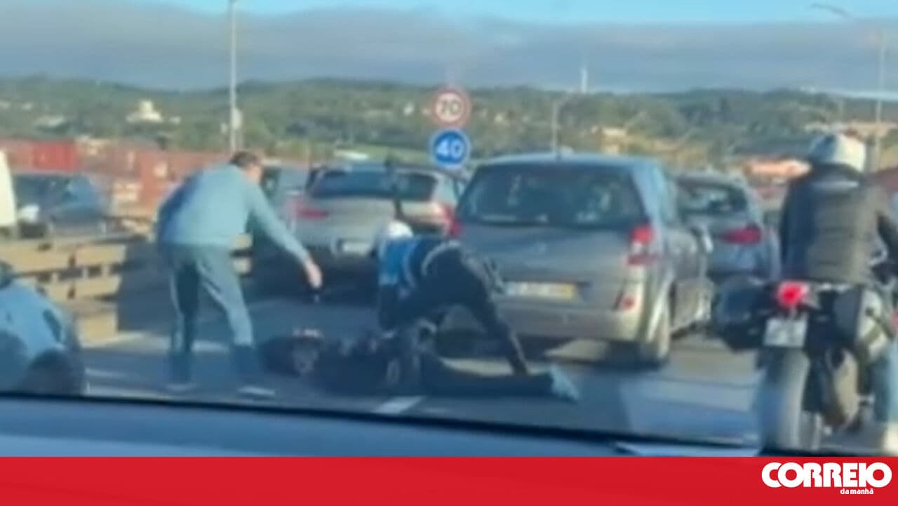 Video shows suspects in flight being handcuffed by the PSP on the 25 de Abril Bridge