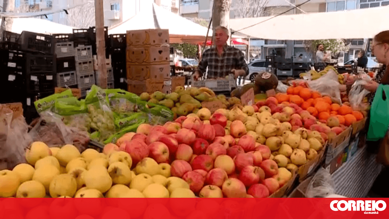 “People are afraid to spend money”: Market traders worried about rising food costs