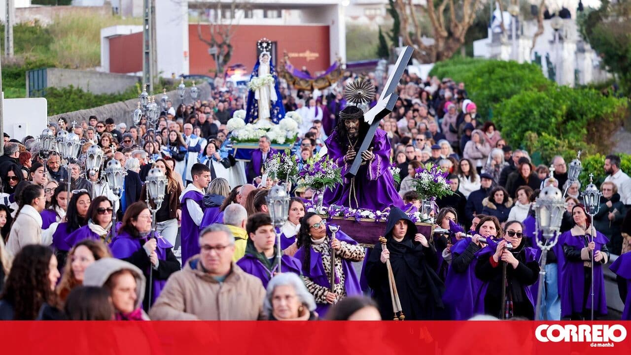 Pilgrims surround impatient driver who drove into the Senhor dos Passos procession in Nazaré