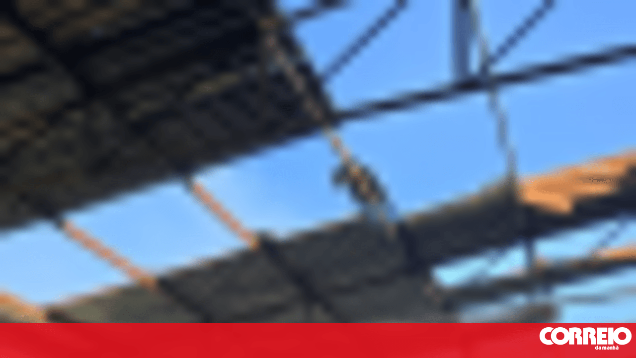 Firefighters battle blaze at industrial warehouse in Póvoa de Lanhoso