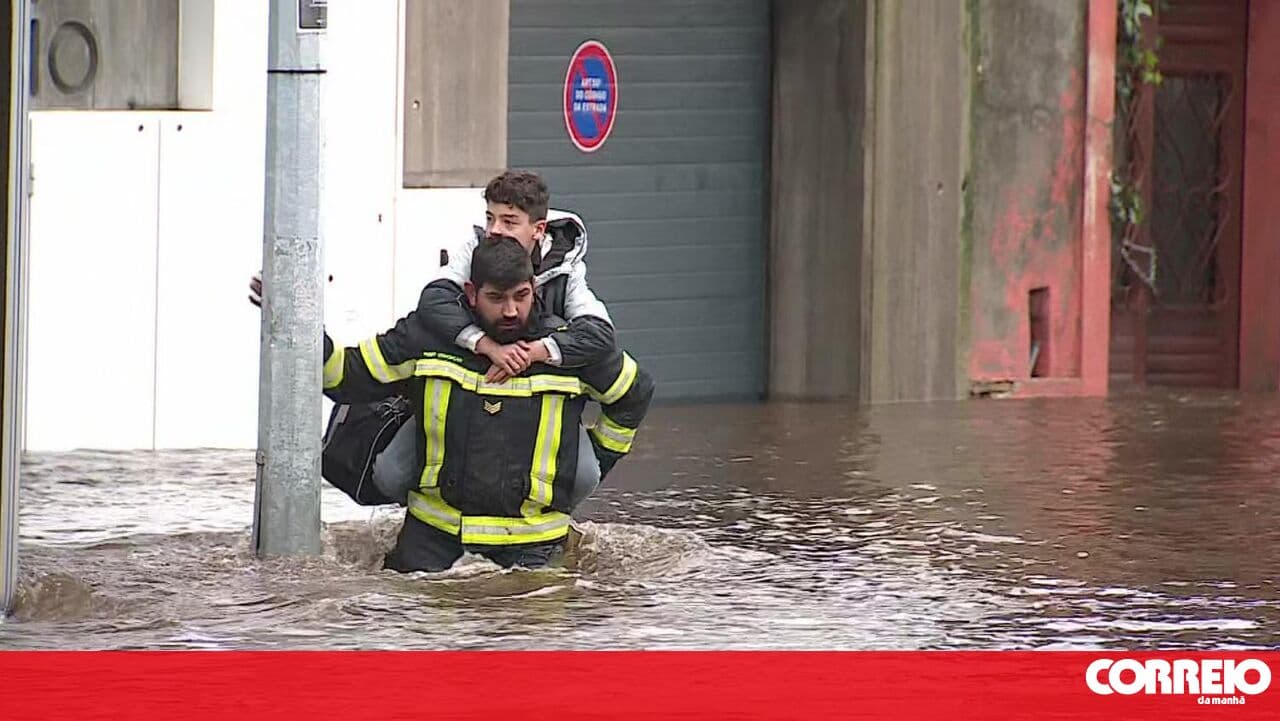 Firefighter rescues child from floods in Águeda