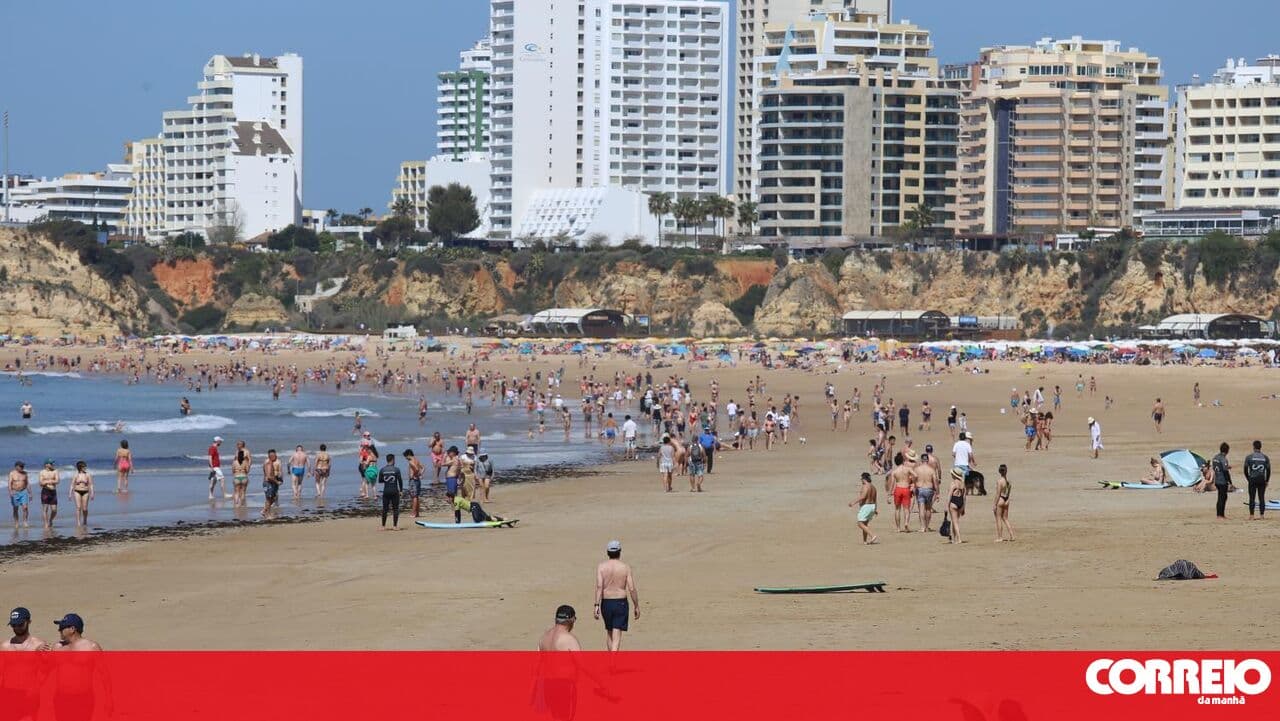 Heat and war help fill the Algarve during the Easter holidays