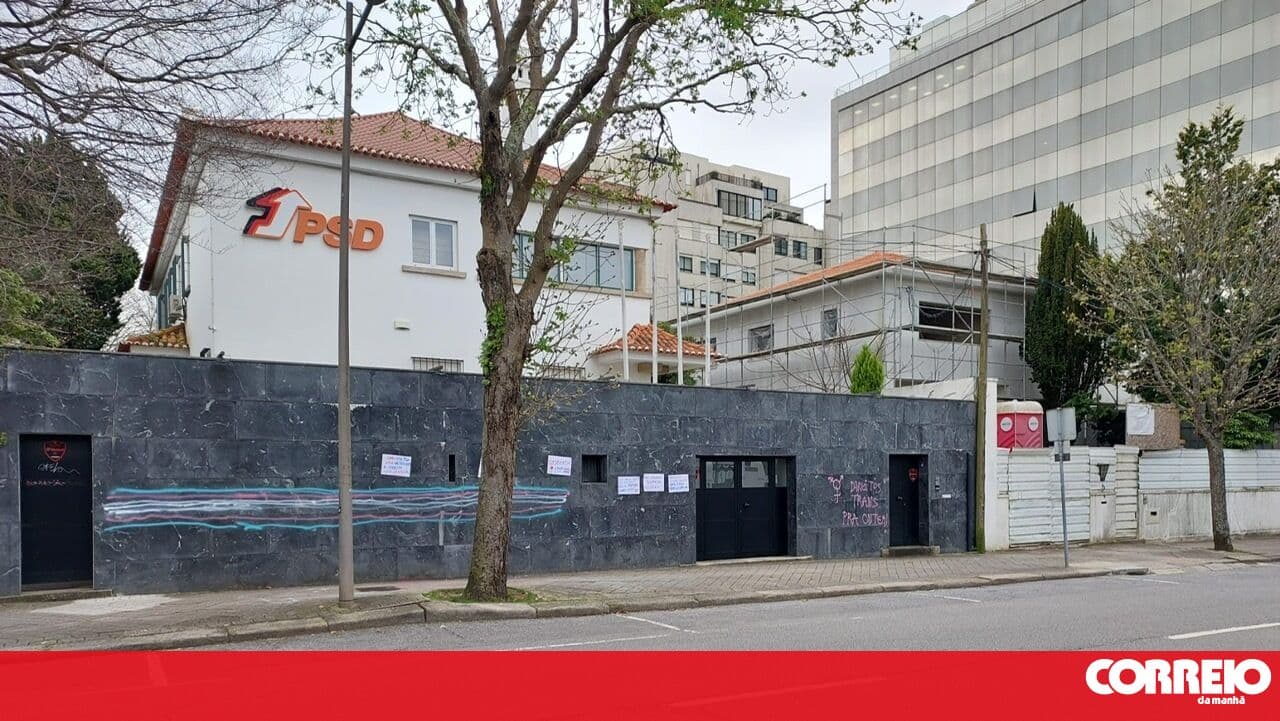 PSD headquarters in Porto vandalised: "Trans rights yesterday"