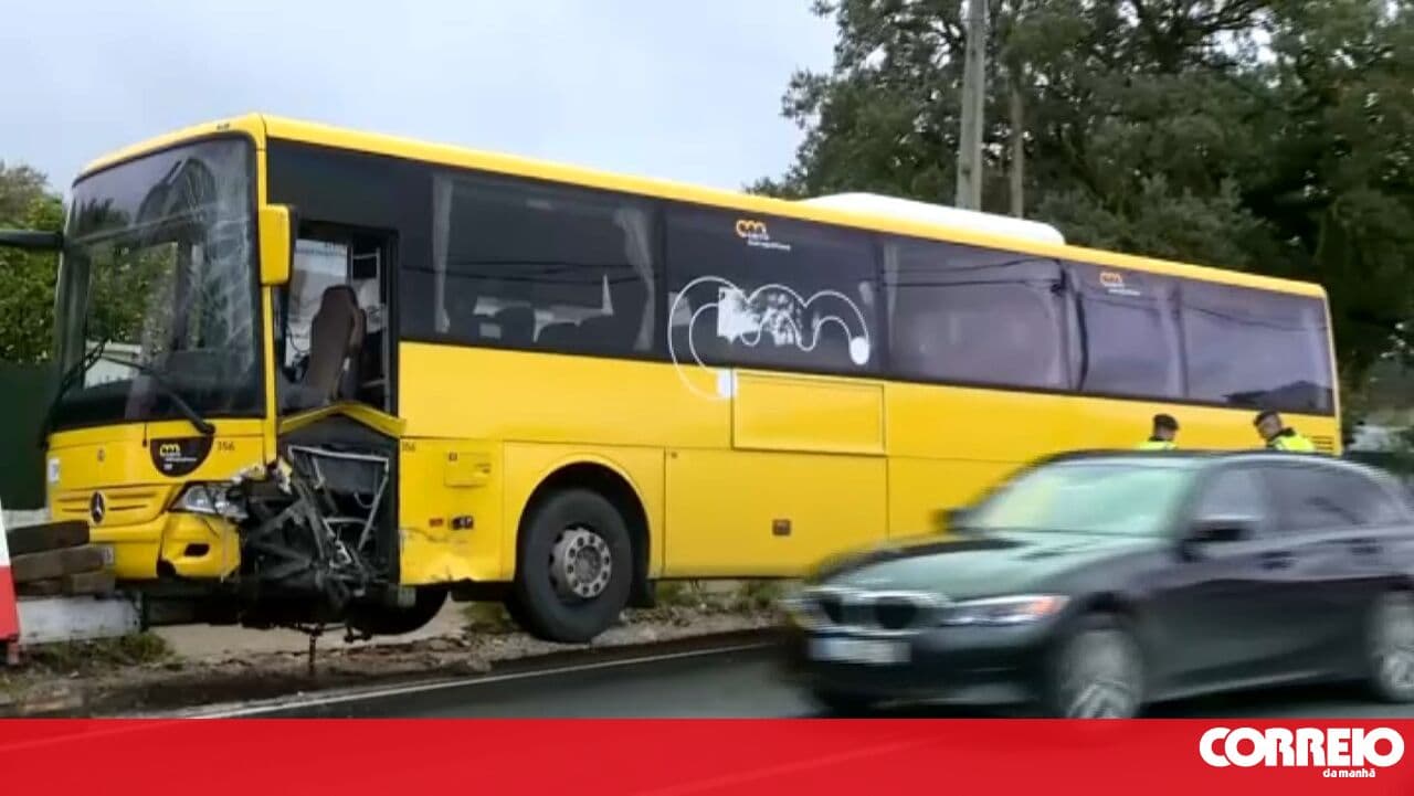 Collision between bus and car on the EN 378 in Fernão Ferro leaves two injured