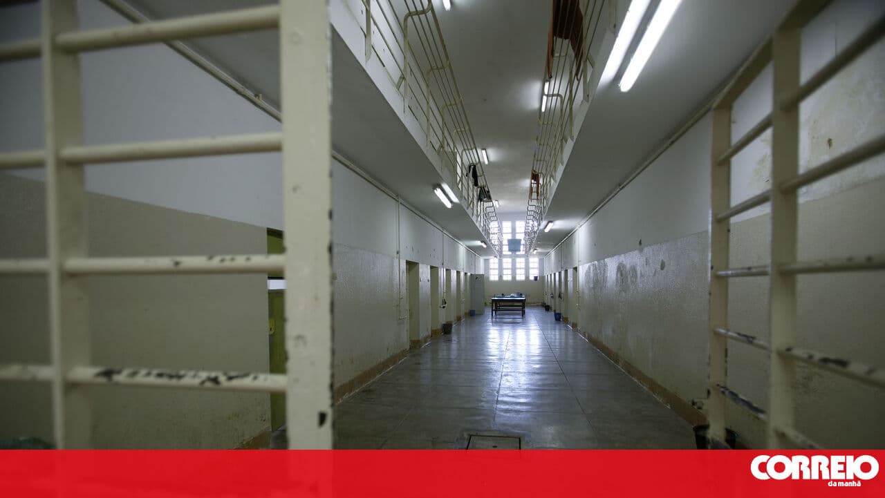 Prison guard convicted for smuggling mobile phones into Custoias prison
