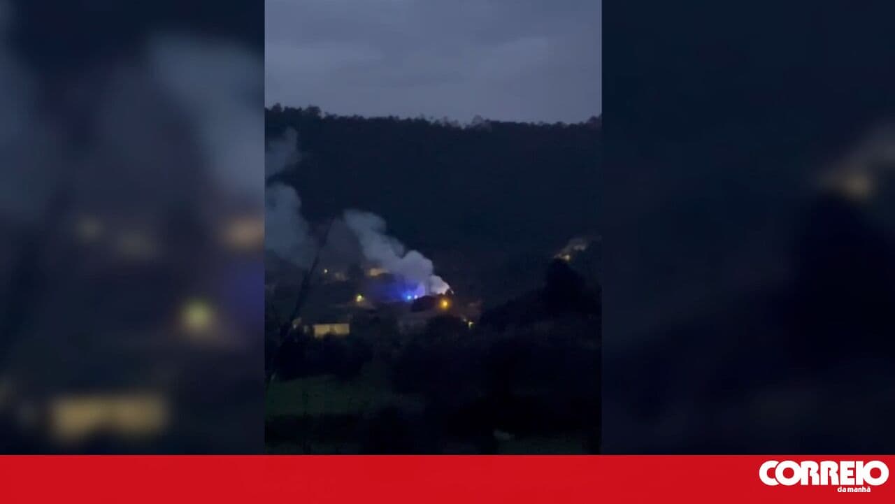 Car catches fire on the A3 in Barcelos