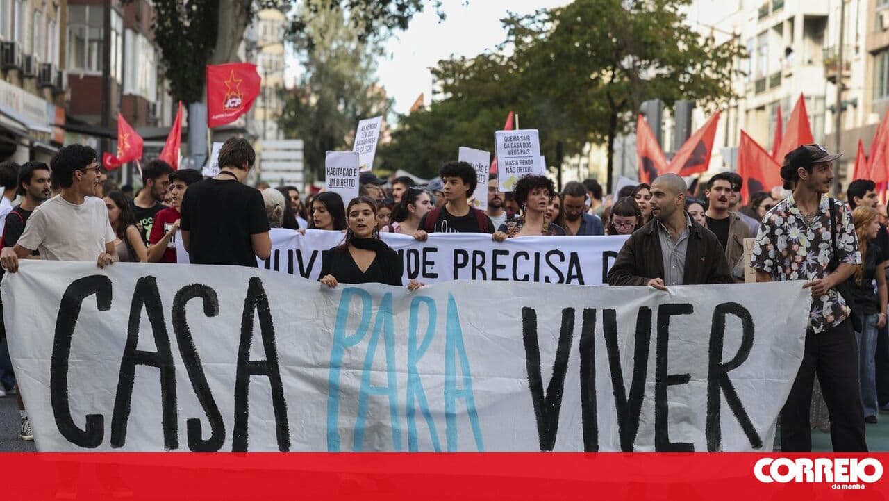 Hundreds of people protest in Lisbon for the right to housing