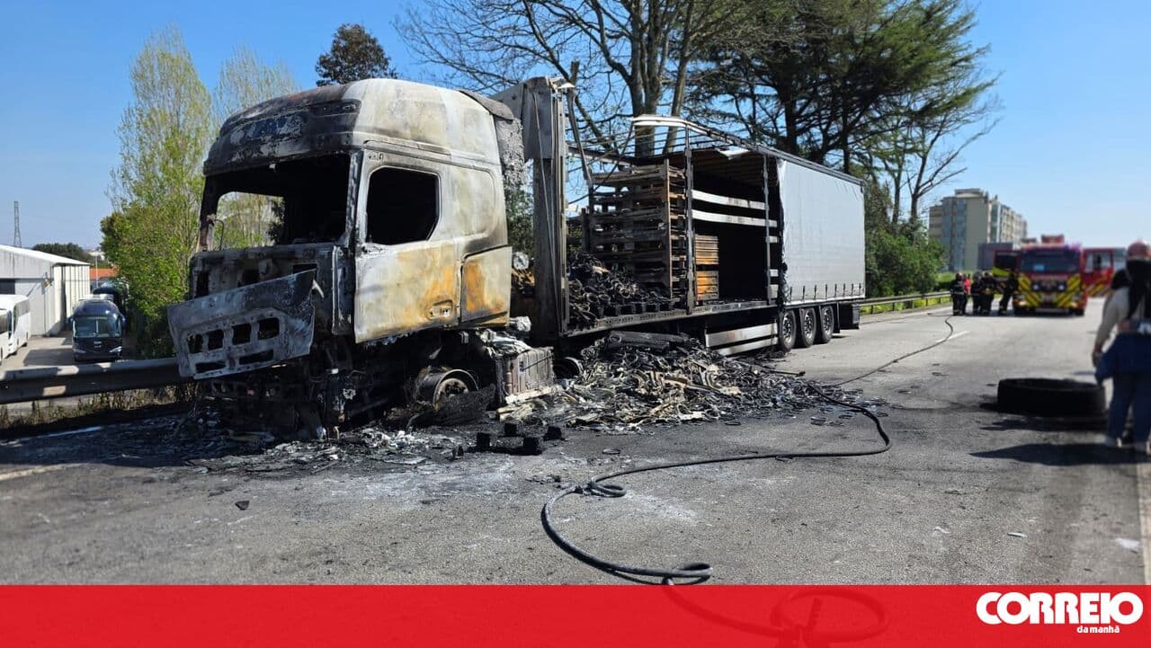 Car parts transport truck catches fire on the EN14