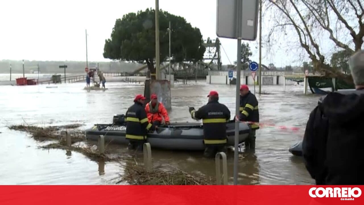 Several businesses in the Alcácer do Sal riverside area remain closed since the 'train of storms' in the country