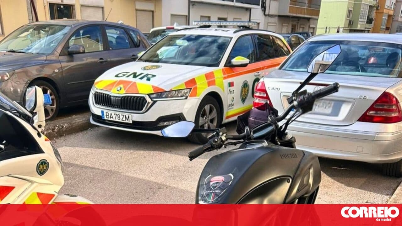 Flees from GNR on motorway on motorcycle with covered license plate