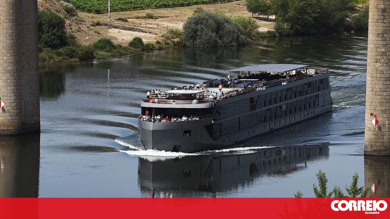 Mário Ferreira's hotel ship suffered a hull breach while sailing on the Douro