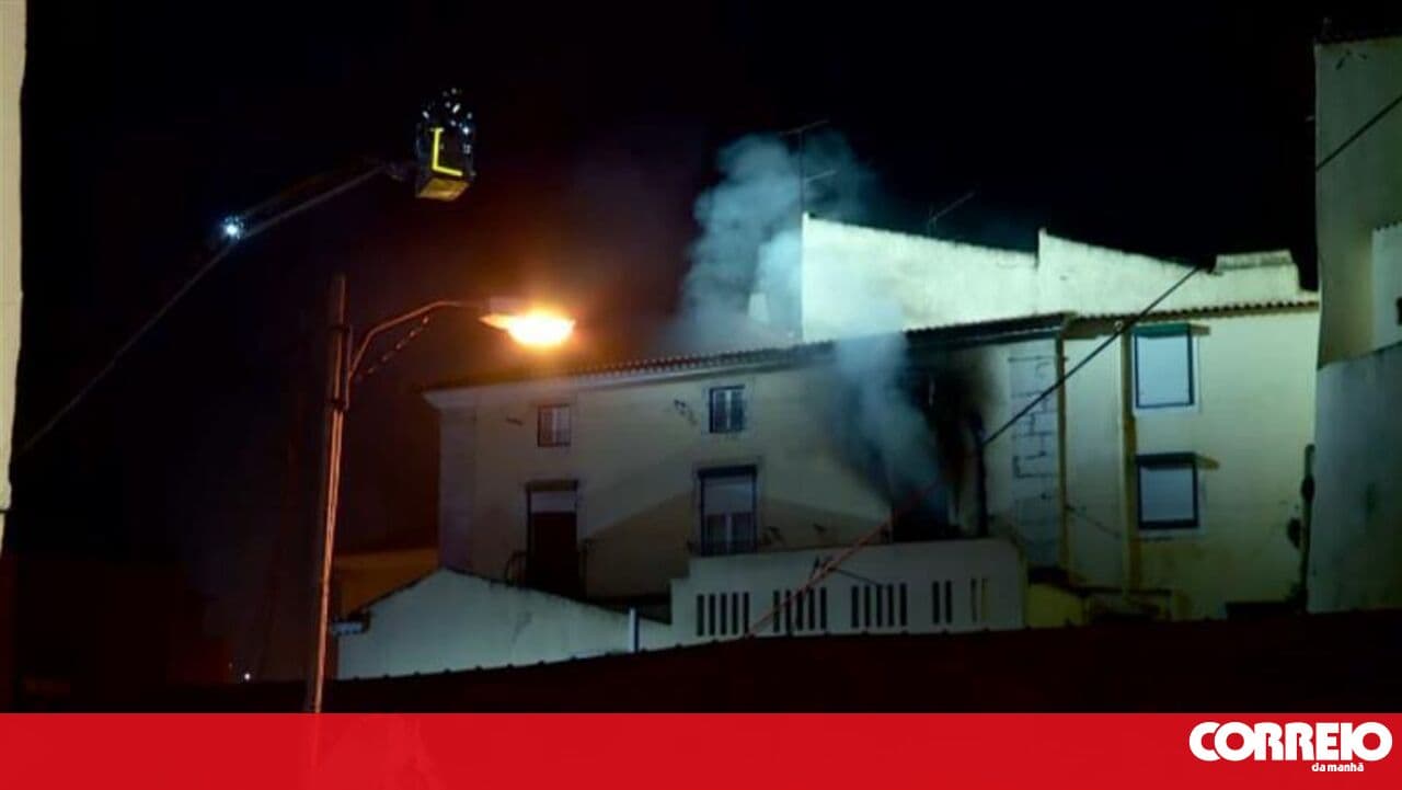 Fire breaks out in a house in the Alcântara area of Lisbon