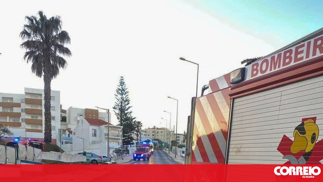 Two dead after car veers off road in Ericeira. Victims were on the pavement