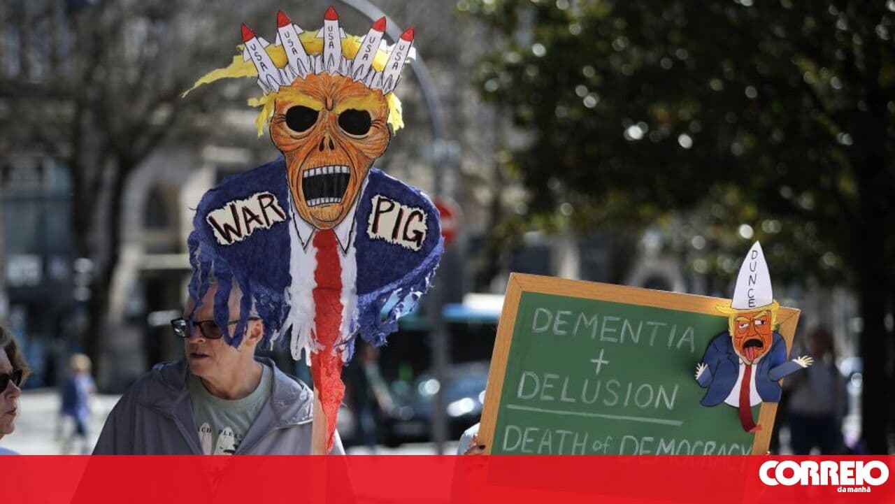 Americans living in Porto protested against Trump's policies