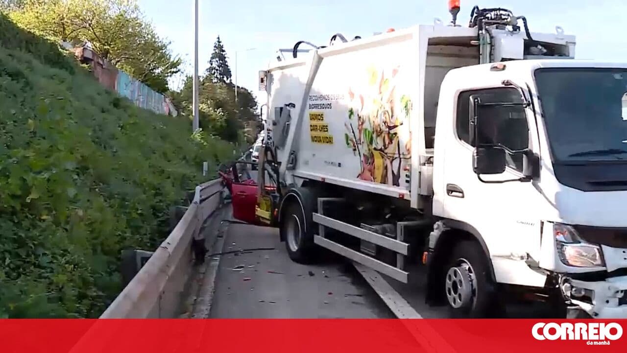 Multi-vehicle pile-up involving a rubbish truck on the A1 affects 12 people in Vila Nova de Gaia