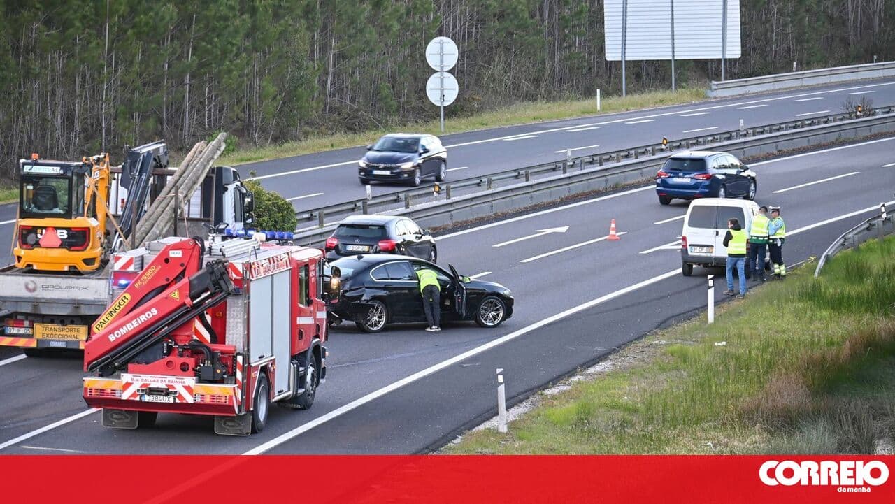 Collision on the A8 causes three minor injuries near the industrial zone in Caldas da Rainha