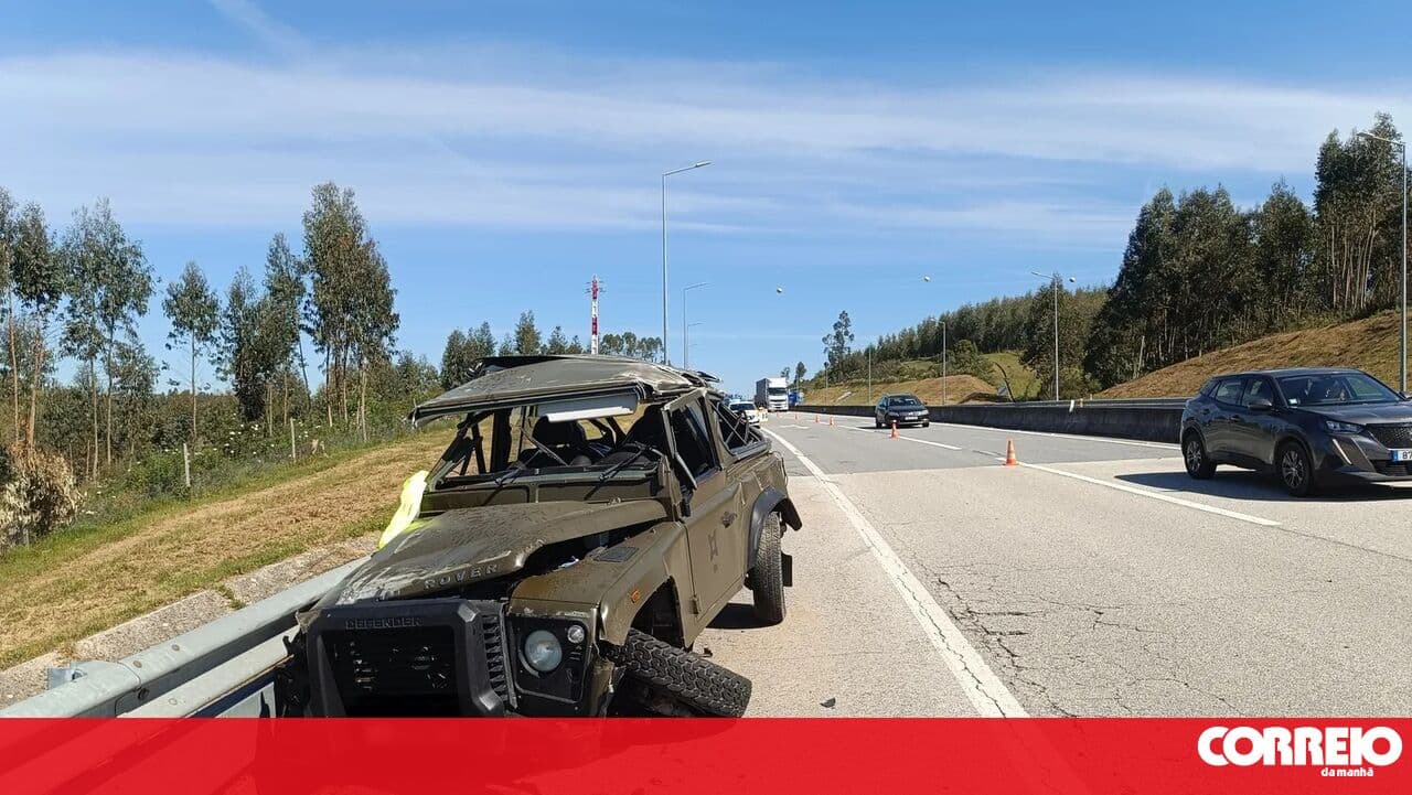 Two soldiers injured in rollover on the A13 in Tomar