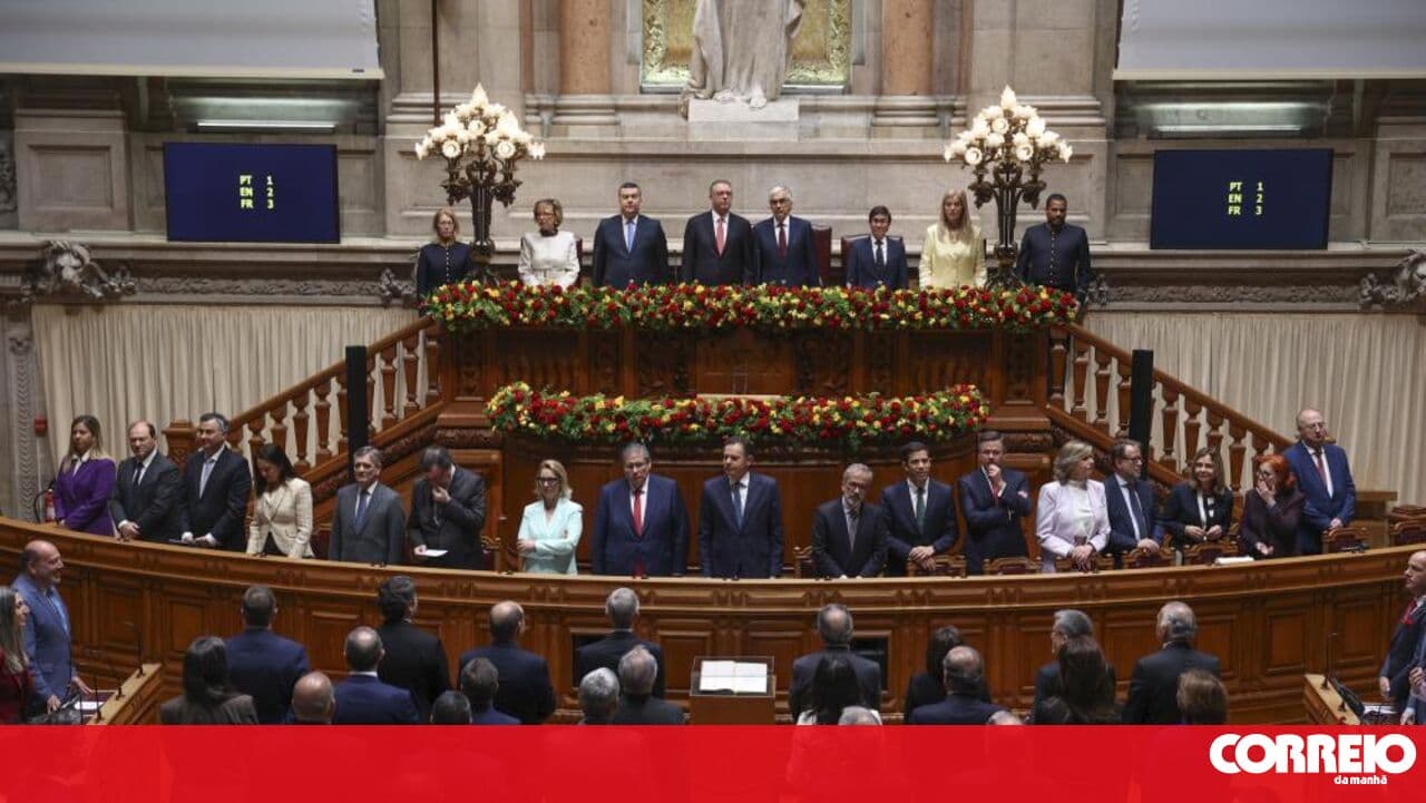 CDS-PP says constituents "did a terrible service to democracy" by leaving the gallery during the solemn session