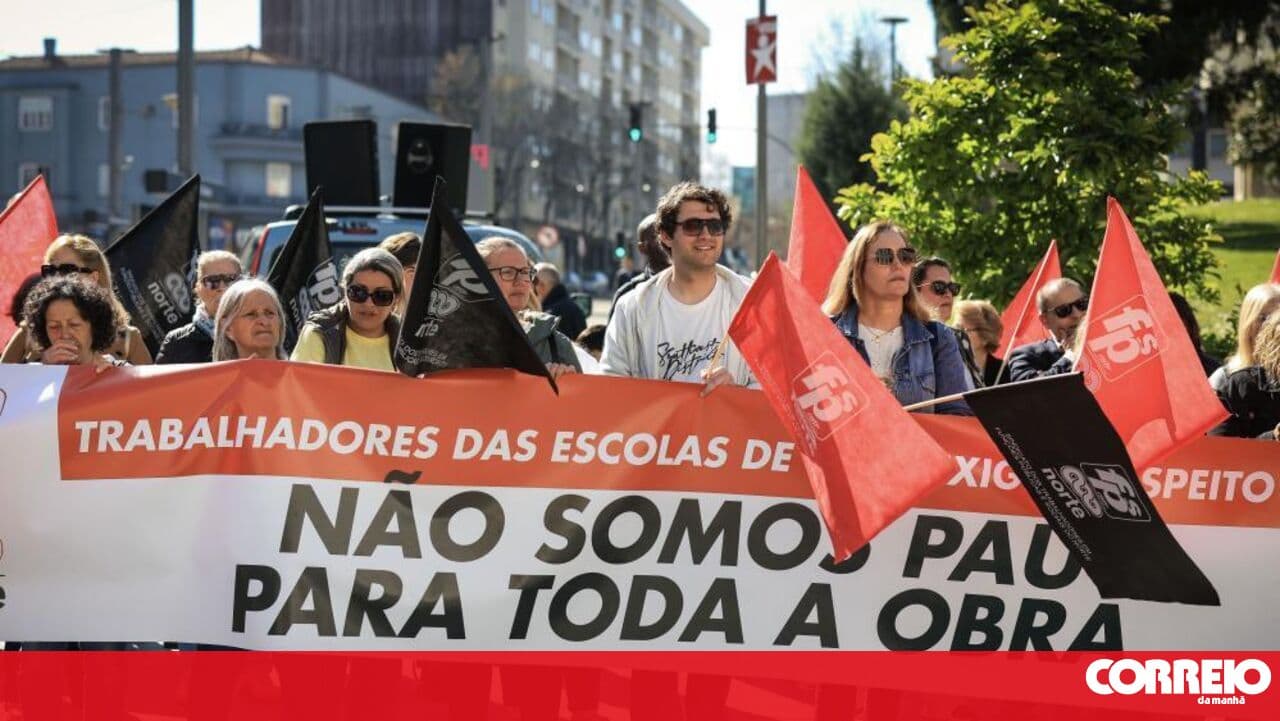 Around 50 school technicians protest demanding Gaia City Council keep its promises