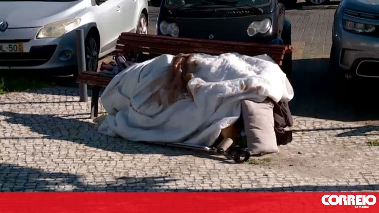 “He has a leg in bad condition and a broken arm”: Residents concerned about man who has been on a park bench for 6 days