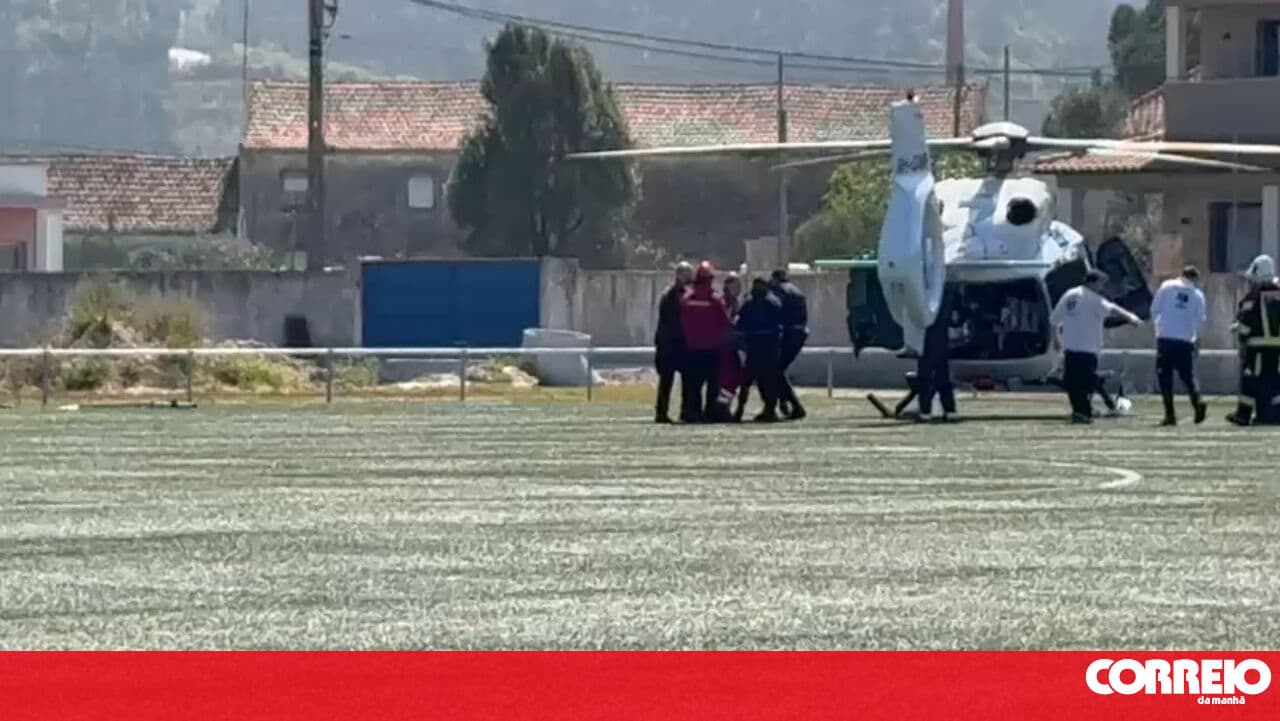 Helicopter rescue of fisherman in serious condition after fall in rocky area between beaches in Alcobaça