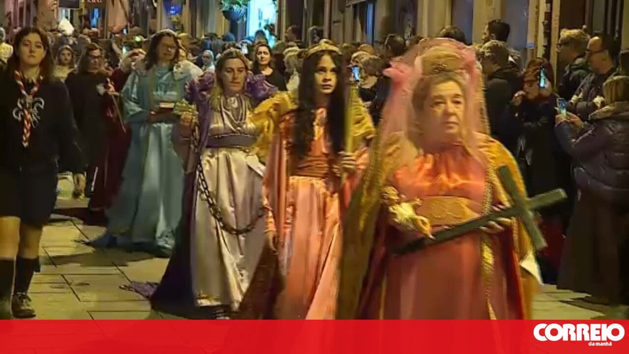 Thousands of people watch the oldest procession taking place in Braga
