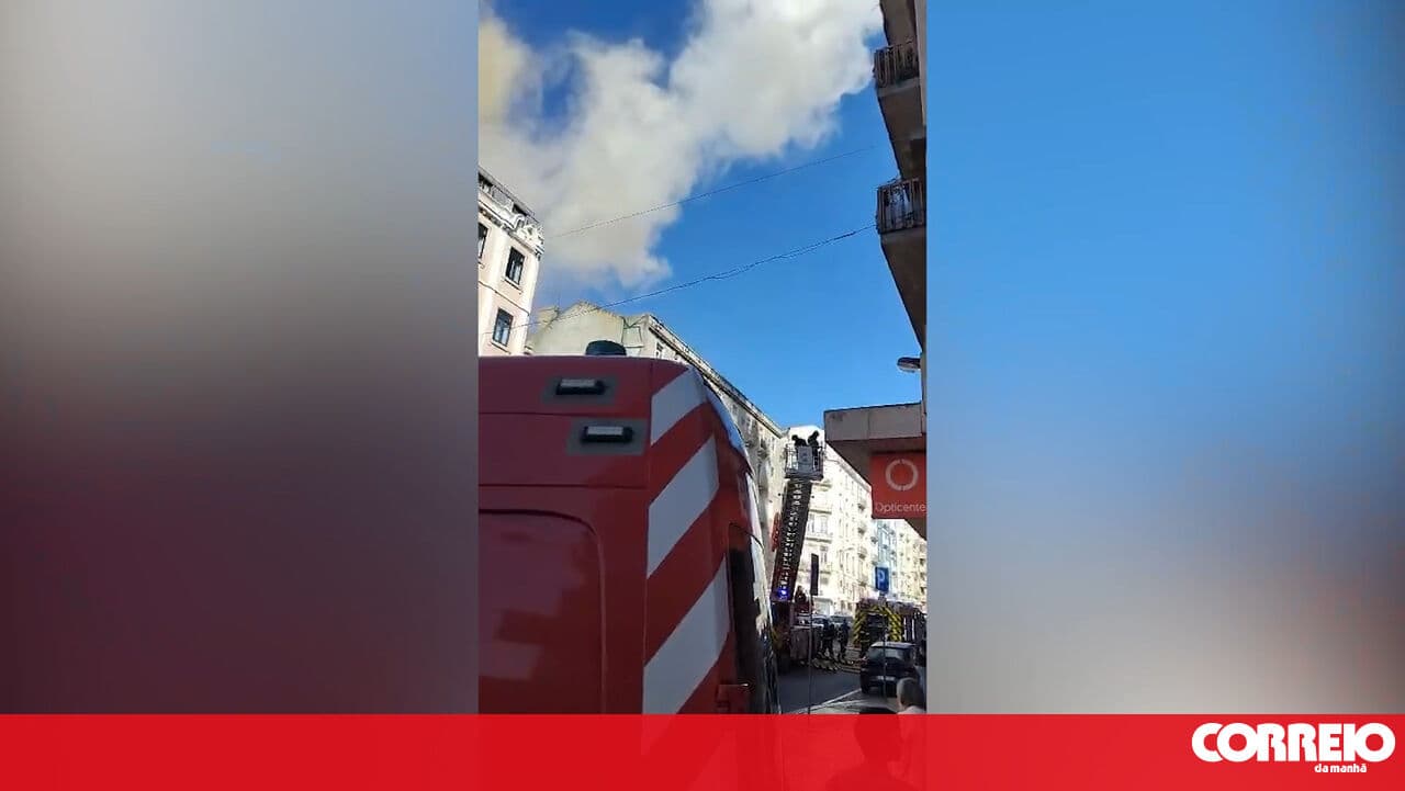 Fire breaks out in a building in the Arroios area of Lisbon