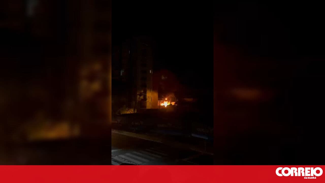 Car consumed by flames in Algés