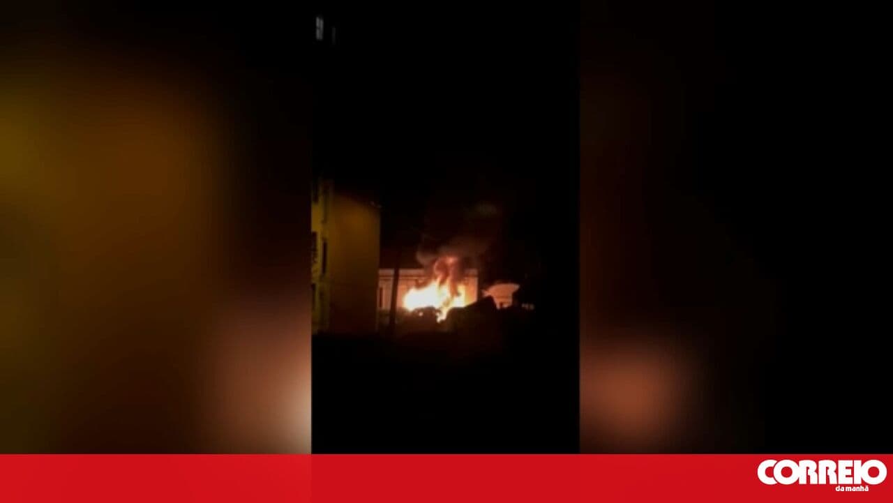 Car consumed by flames in Algés