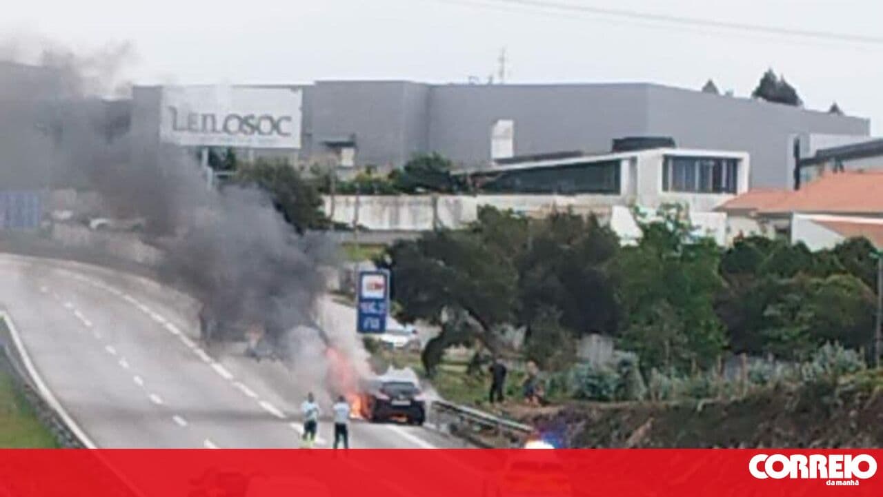 Car bursts into flames on the A4 in Paredes