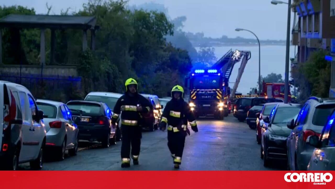 Fire breaks out in vacant mansion in Algés