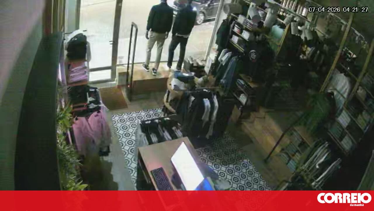 Video surveillance cameras capture robbery at clothing store in Marco de Canaveses
