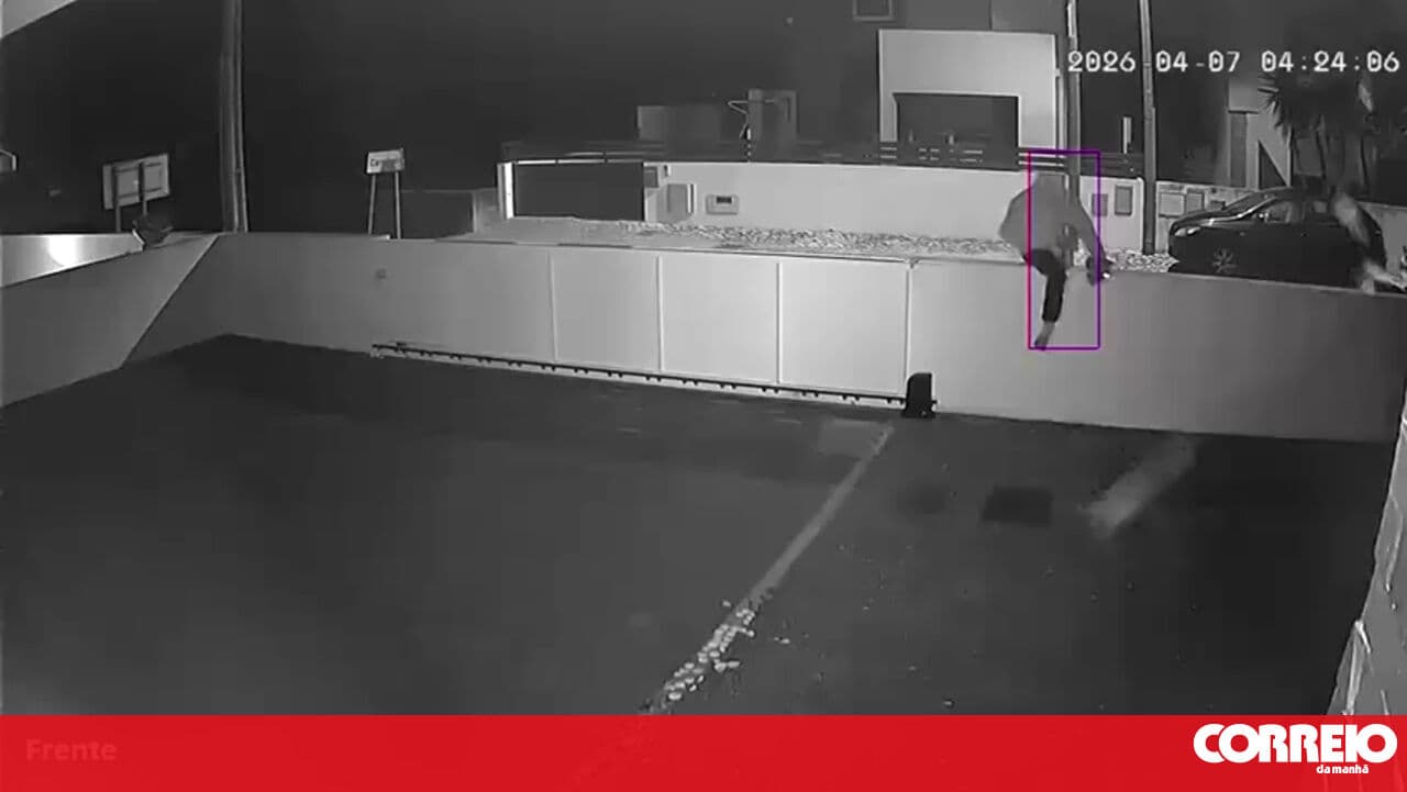 CCTV footage shows hooded man jumping over wall of houses in Cantanhede