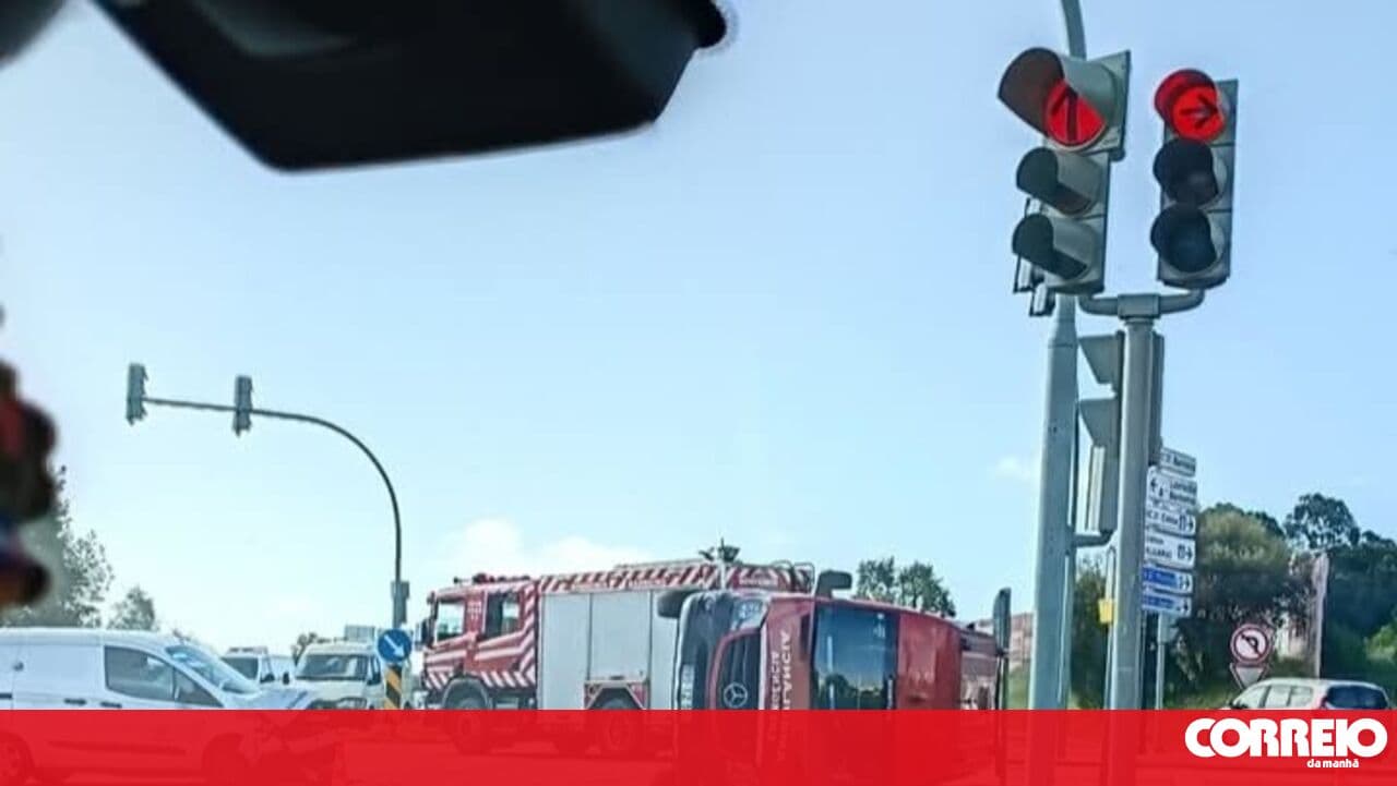 Three injured in van collision with ambulance in Barreiro