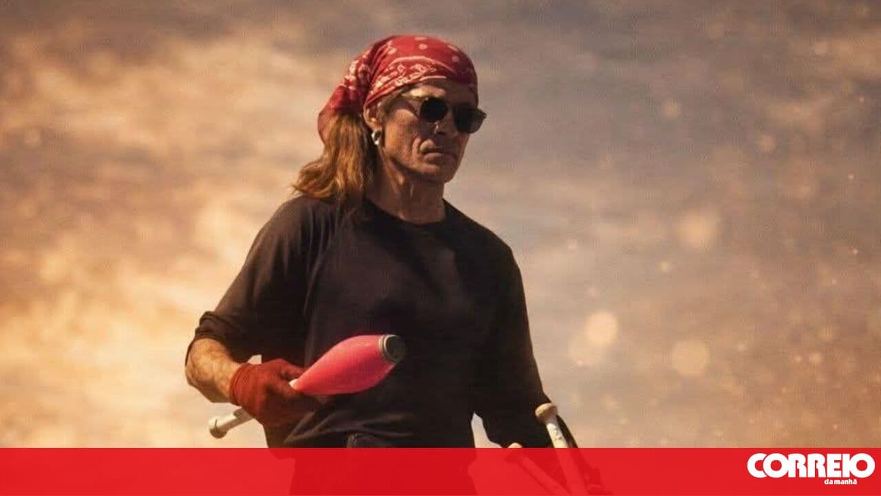Street juggler dies after being hit by a car while entertaining drivers in Barreiro