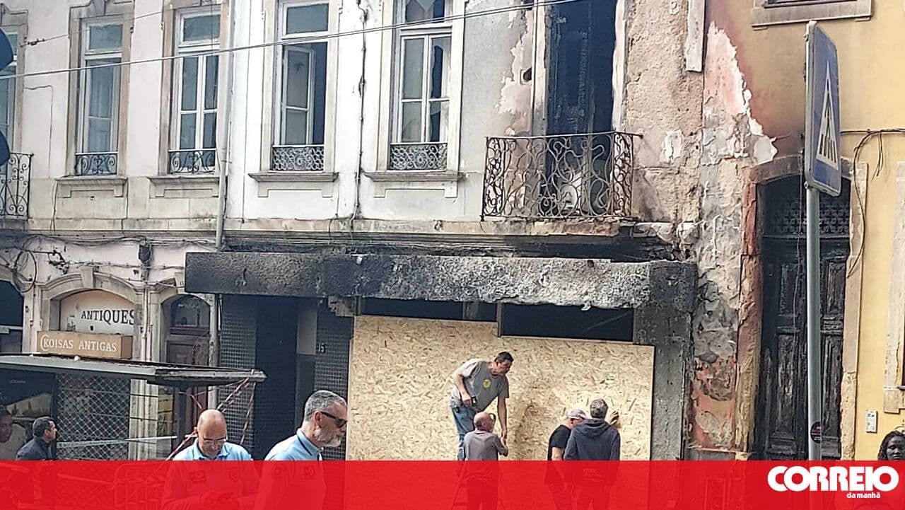 Two women and three children displaced after fire caused by car crash in Coimbra