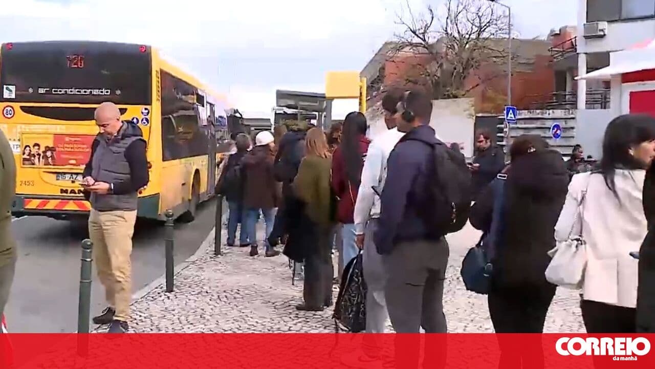Lisbon metro strike leaves long queues of people opting to take the bus at Sete Rios