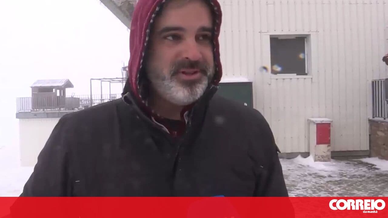 Visitors surprised by snowfall in Serra da Estrela