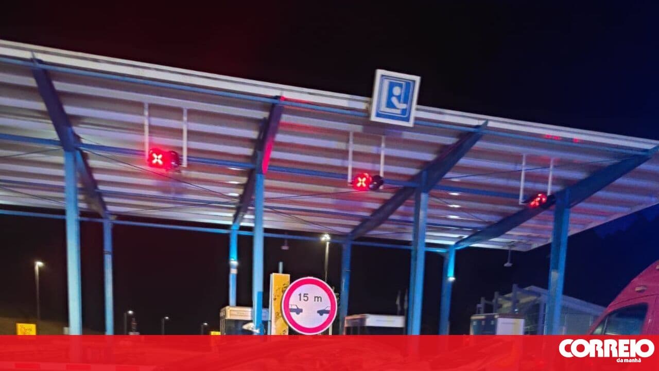 Car crash into A42 toll booths leaves one seriously injured in Felgueiras
