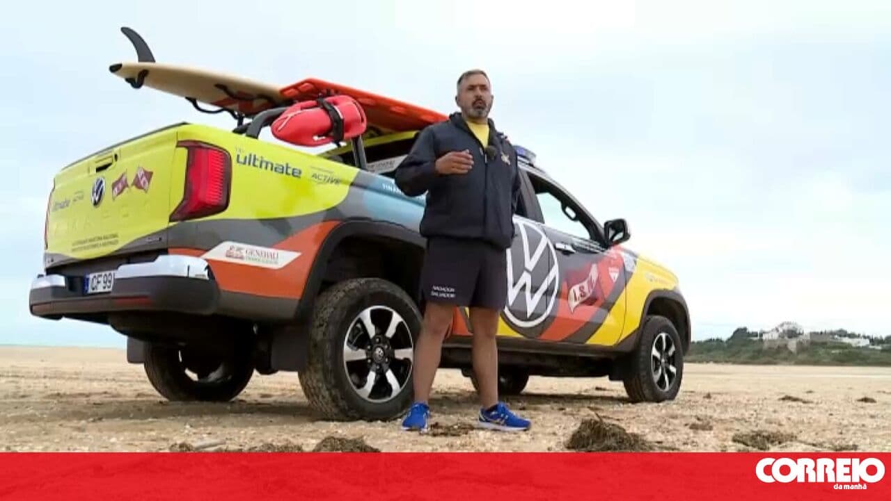 Navy Marines rescue children at an Algarve beach