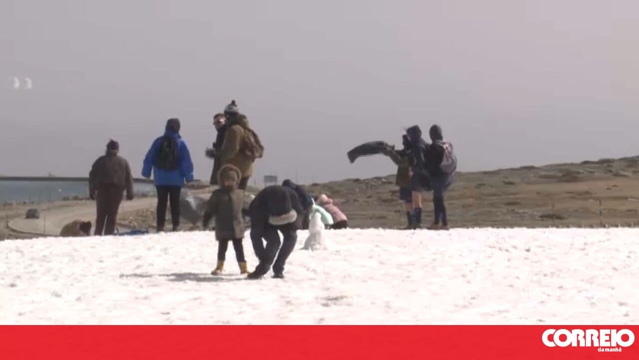 Tourists make the most of the last snow in Serra da Estrela, four months after the first snowfall