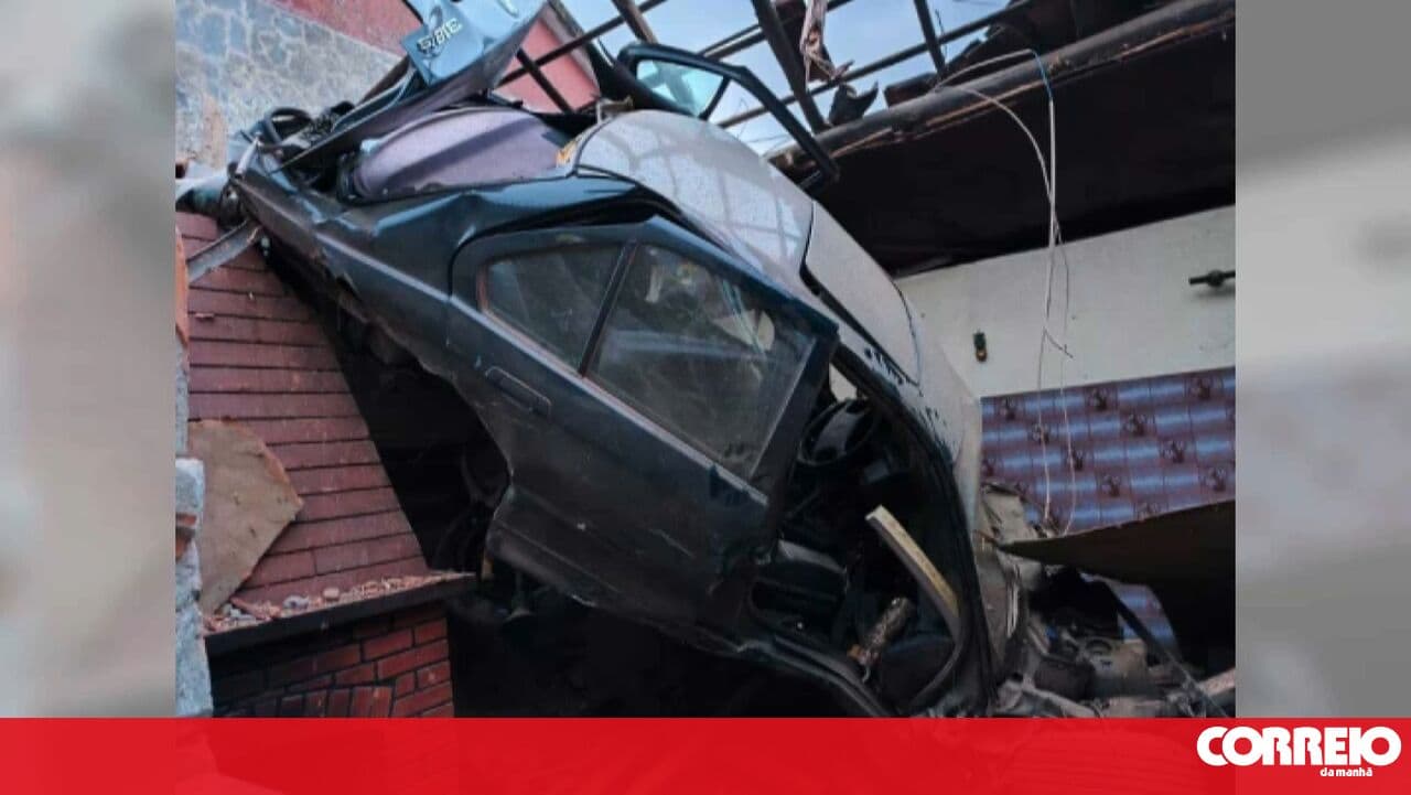 Car skids off IC8 embankment and crashes into house in Pombal